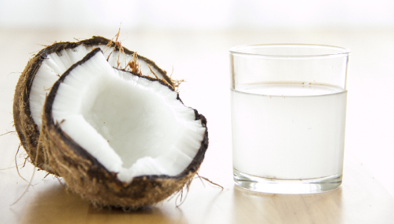 Beberapa Manfaat Air kelapa Tua Yang Mungkin Belum Kamu Tahu!